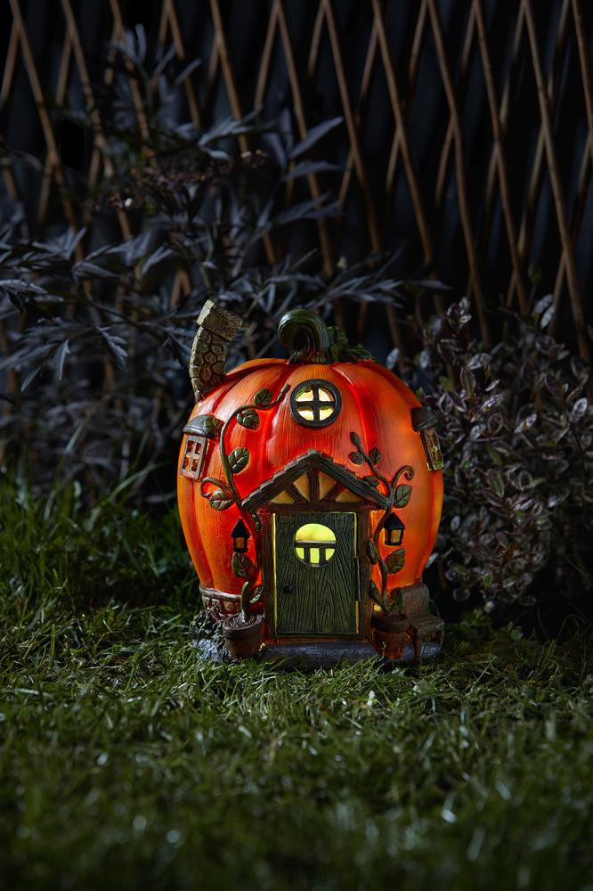 Feenhaus in Form eines Kürbis.. Nachts beleuchtet im Garten.